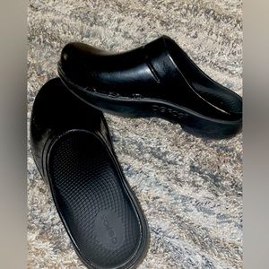 Oofos clogs women’s